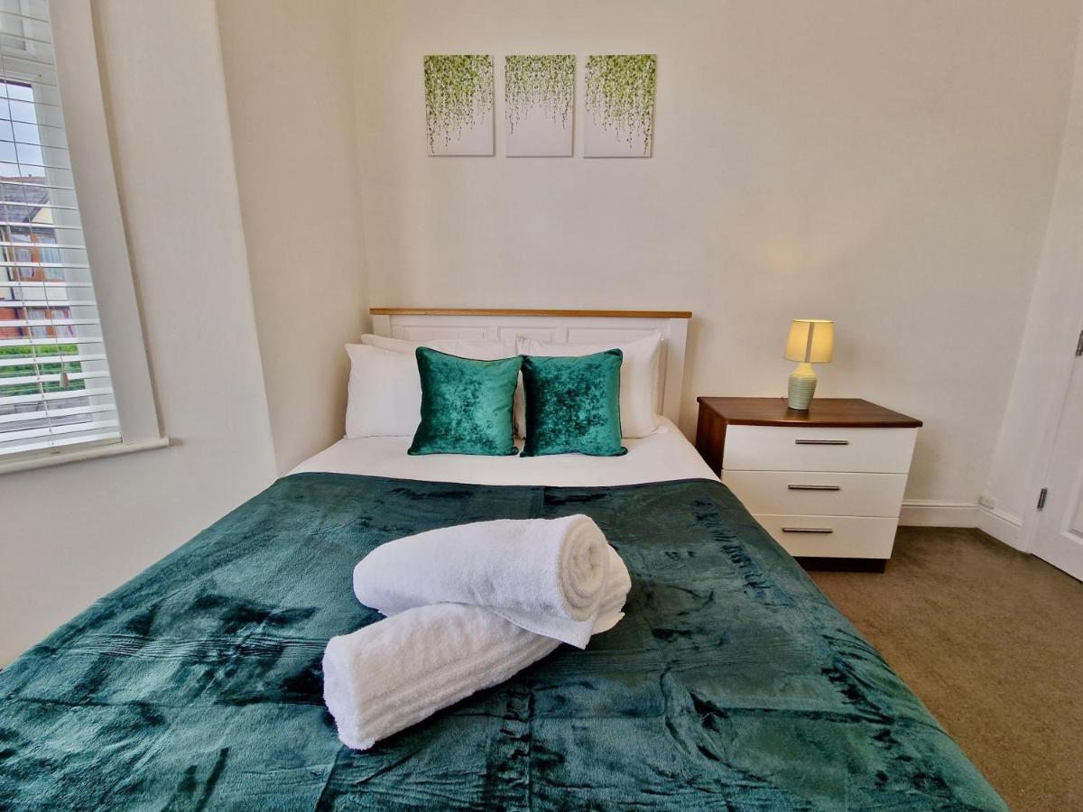 Incredible Private Rooms All With Private Bathrooms In A Fully Serviced House Next To City Centre With Free Parking Coventry Dış mekan fotoğraf