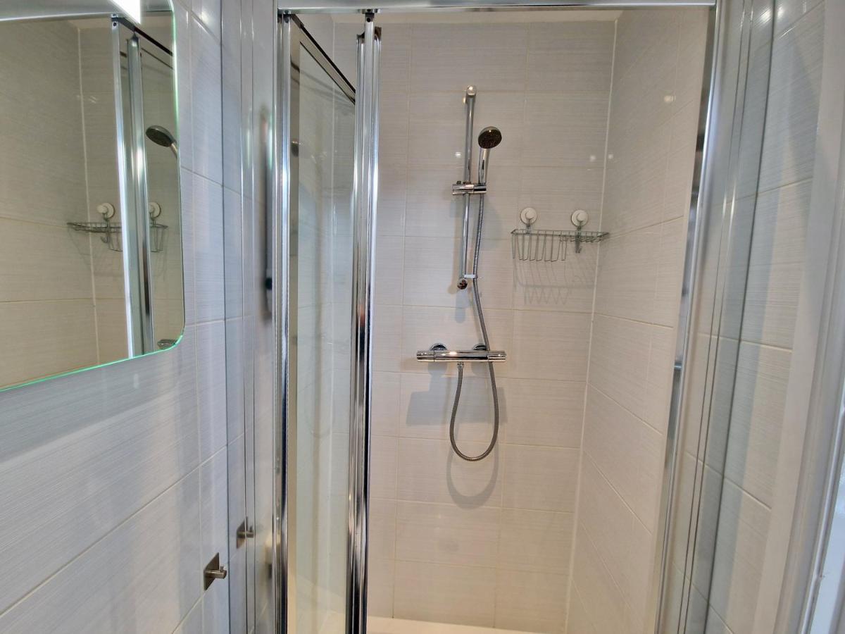 Incredible Private Rooms All With Private Bathrooms In A Fully Serviced House Next To City Centre With Free Parking Coventry Dış mekan fotoğraf