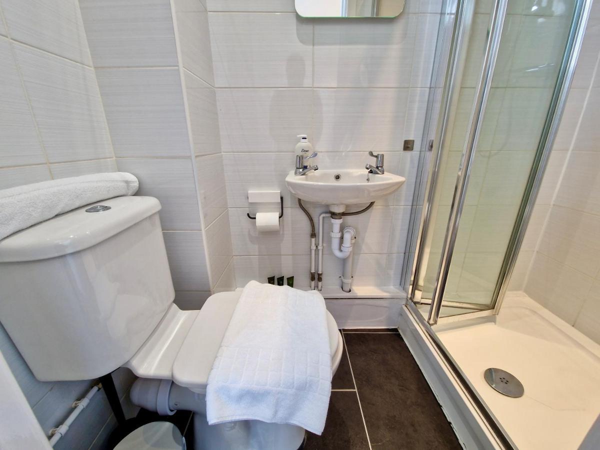 Incredible Private Rooms All With Private Bathrooms In A Fully Serviced House Next To City Centre With Free Parking Coventry Dış mekan fotoğraf
