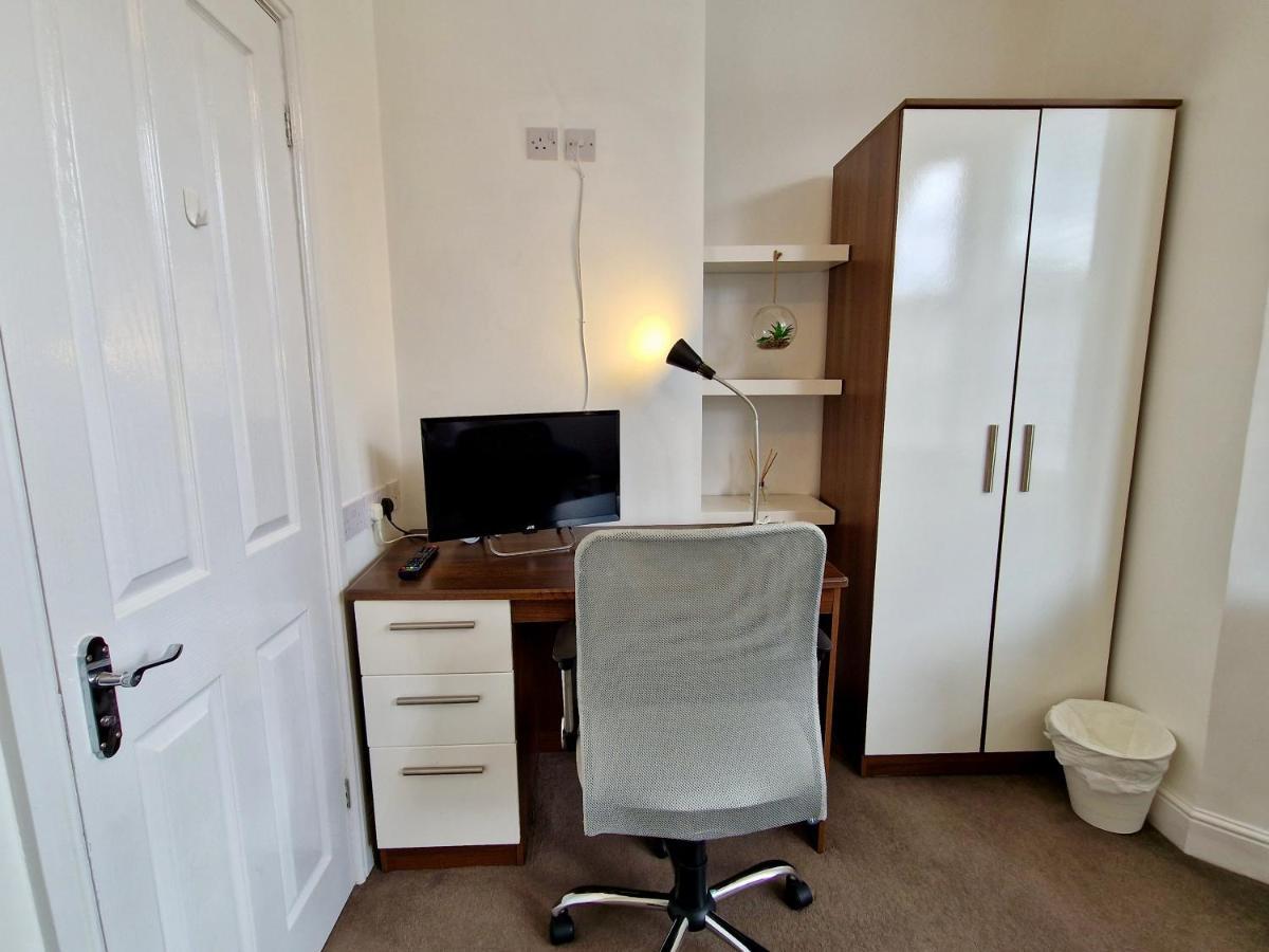 Incredible Private Rooms All With Private Bathrooms In A Fully Serviced House Next To City Centre With Free Parking Coventry Dış mekan fotoğraf
