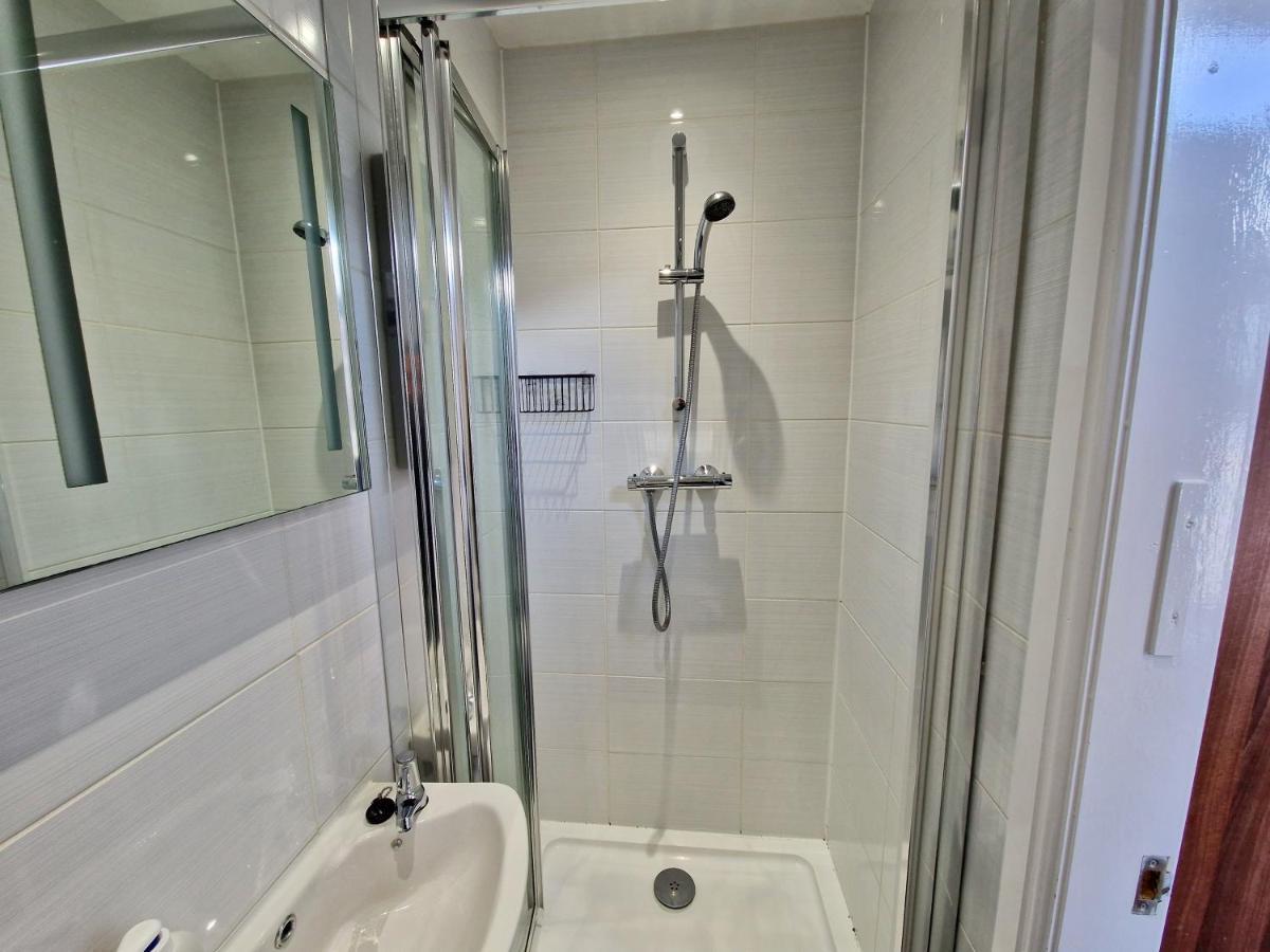 Incredible Private Rooms All With Private Bathrooms In A Fully Serviced House Next To City Centre With Free Parking Coventry Dış mekan fotoğraf