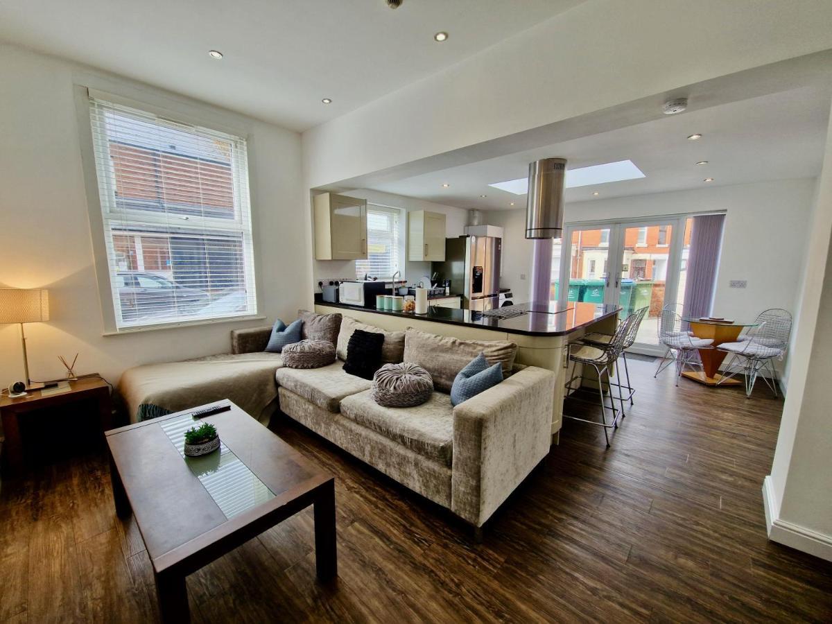 Incredible Private Rooms All With Private Bathrooms In A Fully Serviced House Next To City Centre With Free Parking Coventry Dış mekan fotoğraf
