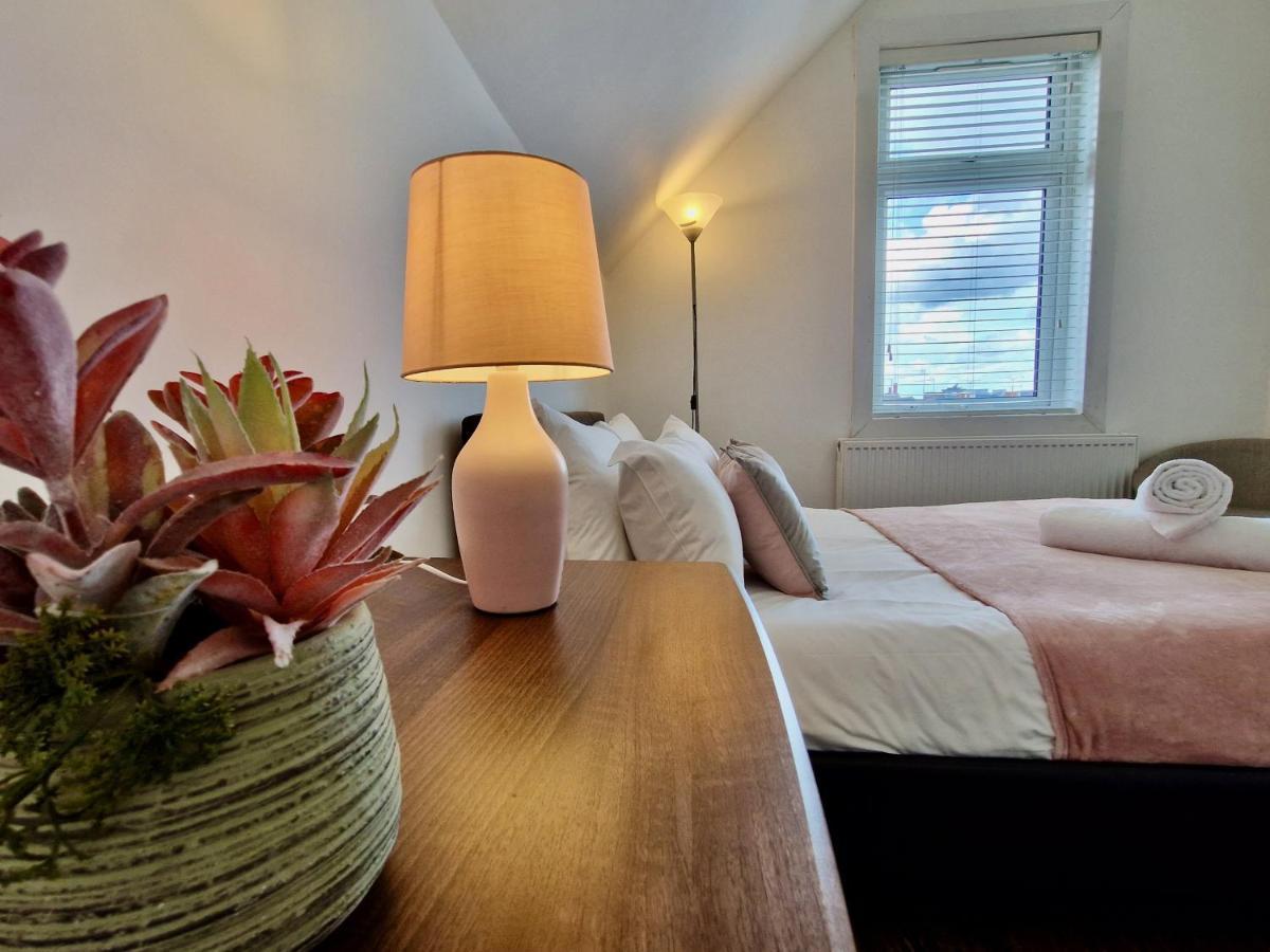 Incredible Private Rooms All With Private Bathrooms In A Fully Serviced House Next To City Centre With Free Parking Coventry Dış mekan fotoğraf
