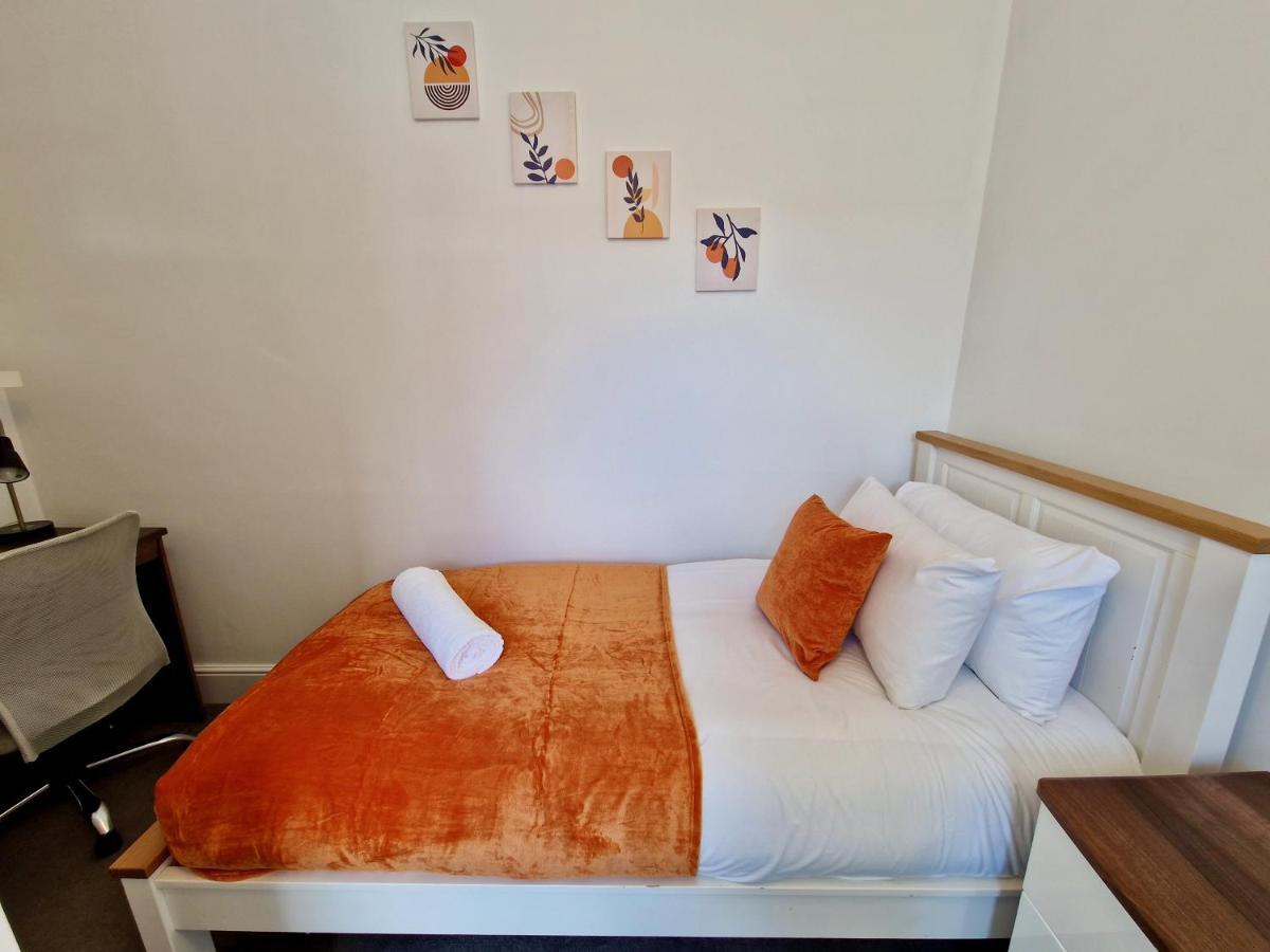 Incredible Private Rooms All With Private Bathrooms In A Fully Serviced House Next To City Centre With Free Parking Coventry Dış mekan fotoğraf