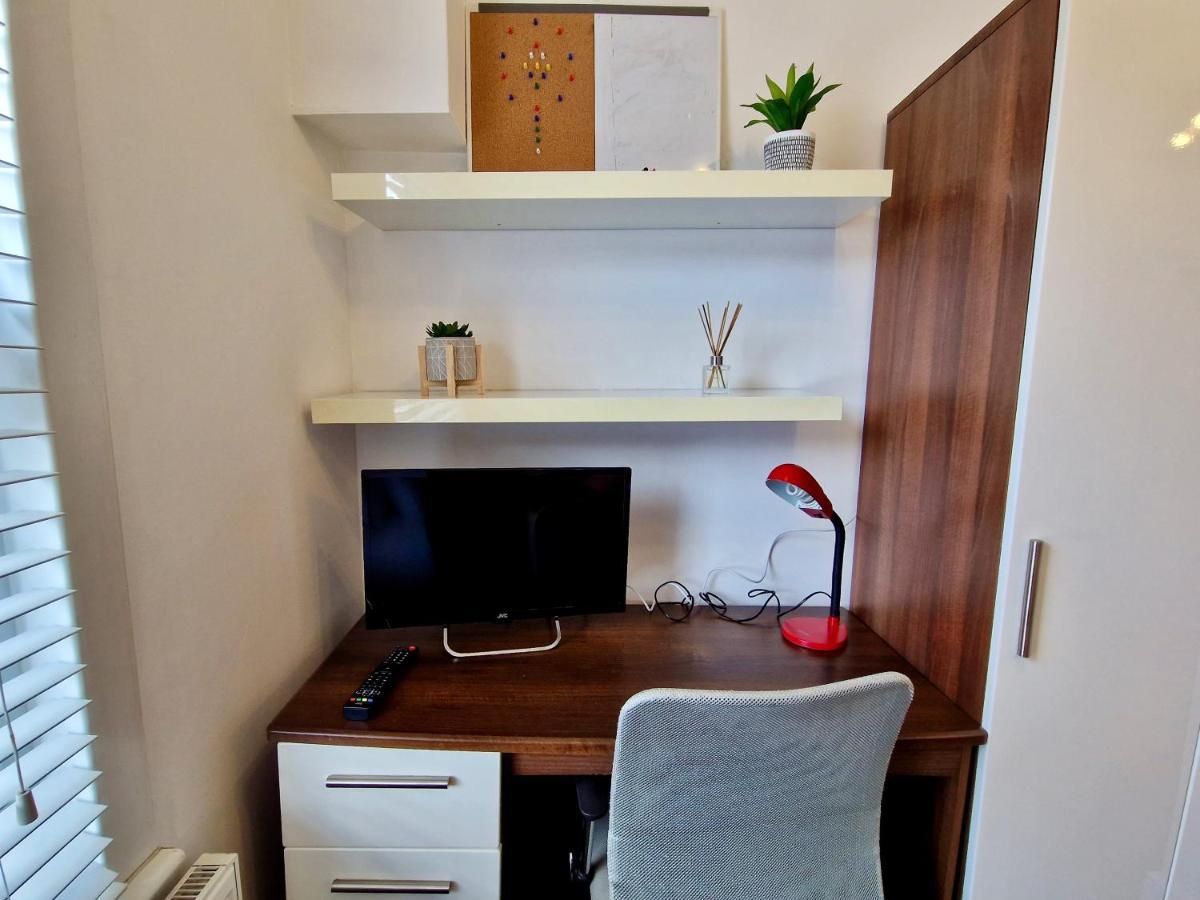 Incredible Private Rooms All With Private Bathrooms In A Fully Serviced House Next To City Centre With Free Parking Coventry Dış mekan fotoğraf