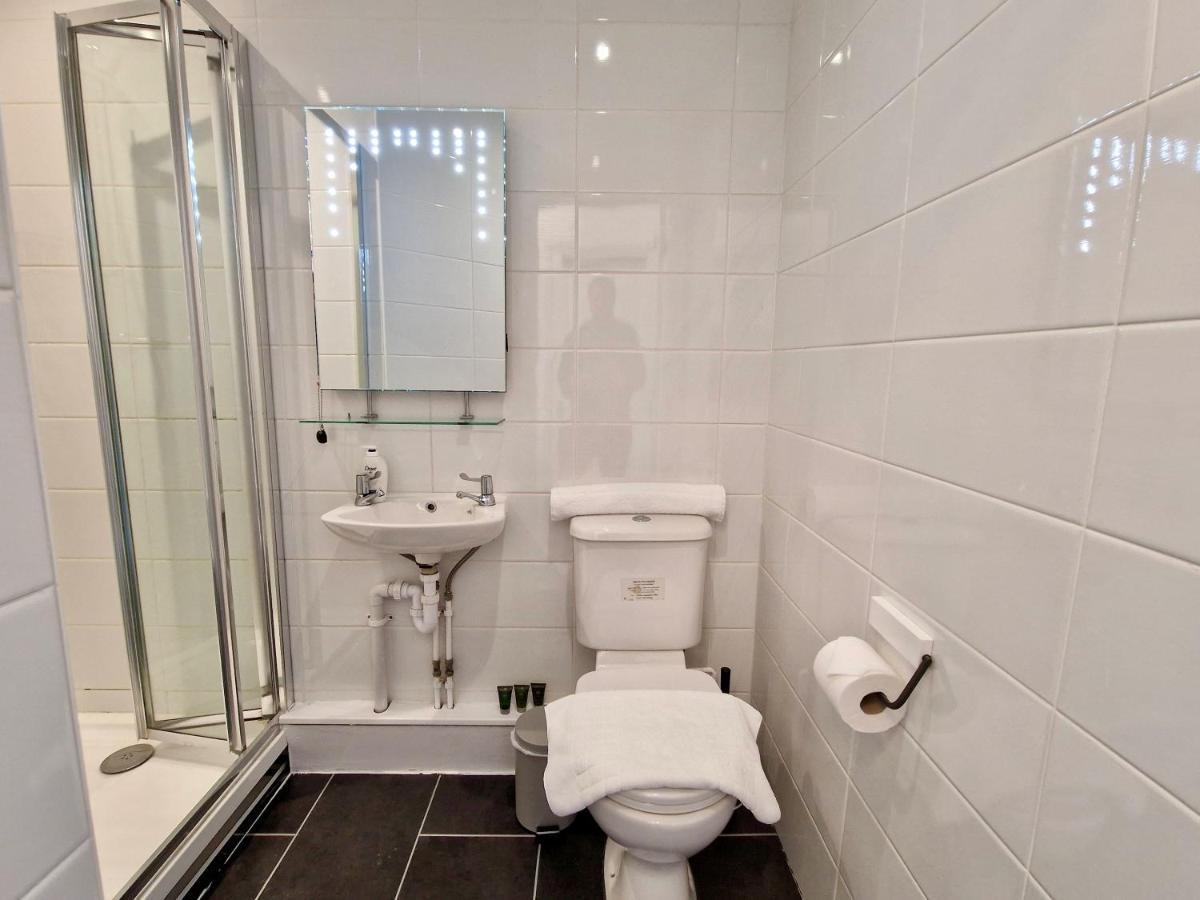 Incredible Private Rooms All With Private Bathrooms In A Fully Serviced House Next To City Centre With Free Parking Coventry Dış mekan fotoğraf