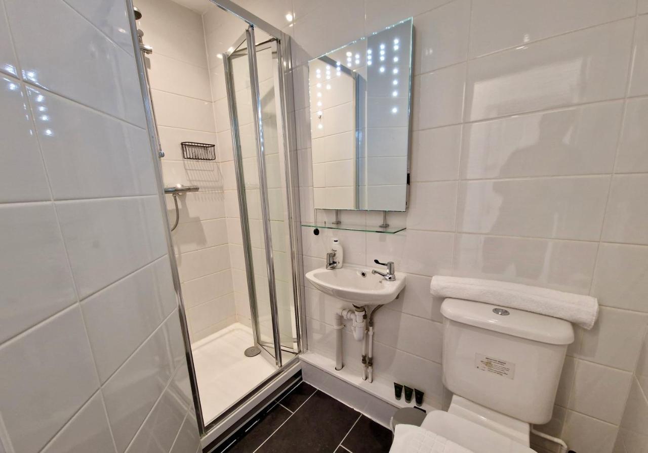 Incredible Private Rooms All With Private Bathrooms In A Fully Serviced House Next To City Centre With Free Parking Coventry Dış mekan fotoğraf